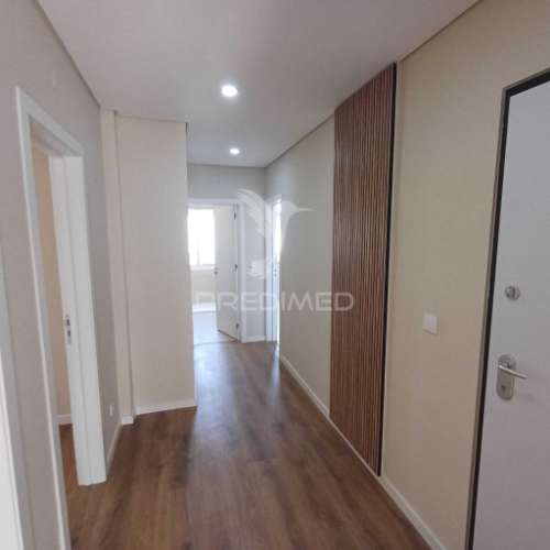 Apartamento t3 renovado com varanda - queluz