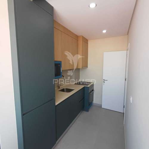 Apartamento t3 renovado com varanda - queluz