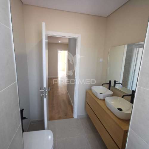 Apartamento t3 renovado com varanda - queluz