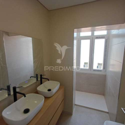 Apartamento t3 renovado com varanda - queluz
