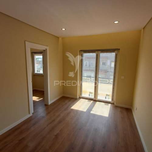Apartamento t3 renovado com varanda - queluz