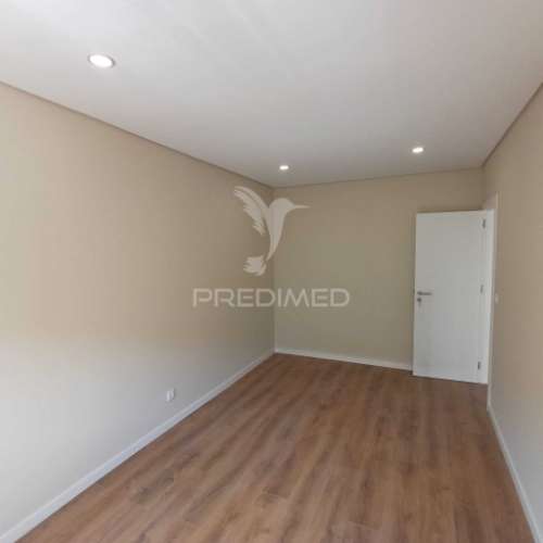 Apartamento t3 renovado com varanda - queluz