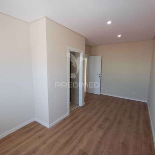 Apartamento t3 renovado com varanda - queluz