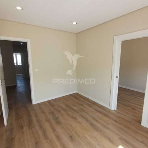 Apartamento t3 renovado com varanda - queluz