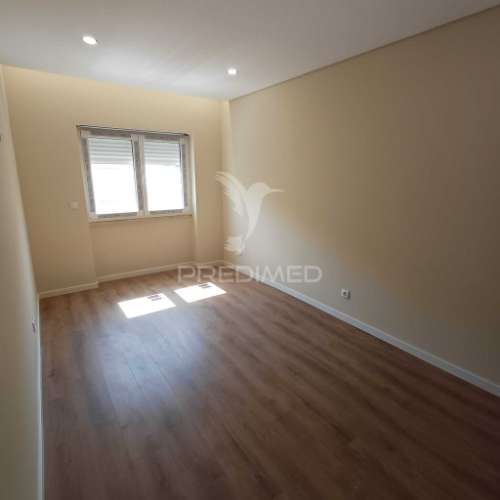 Apartamento t3 renovado com varanda - queluz