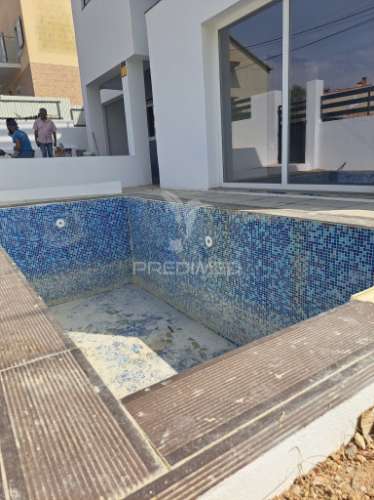 Moradia t3 geminada com piscina fernão ferro