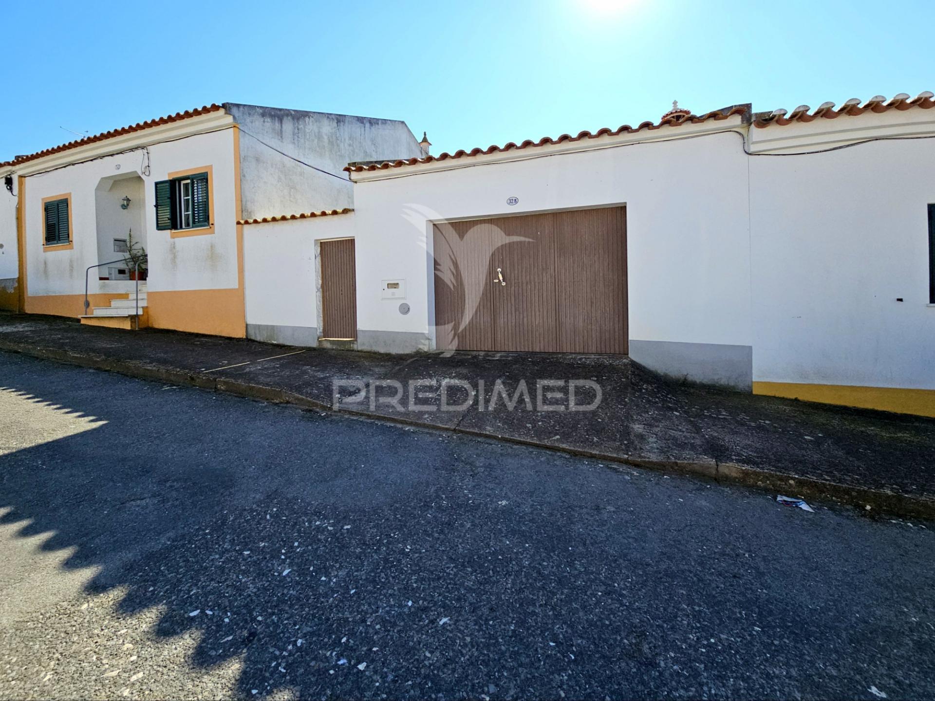 Terreno urbano com garagem e horta em casével