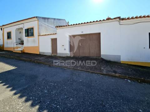 Terreno urbano com garagem e horta em casével