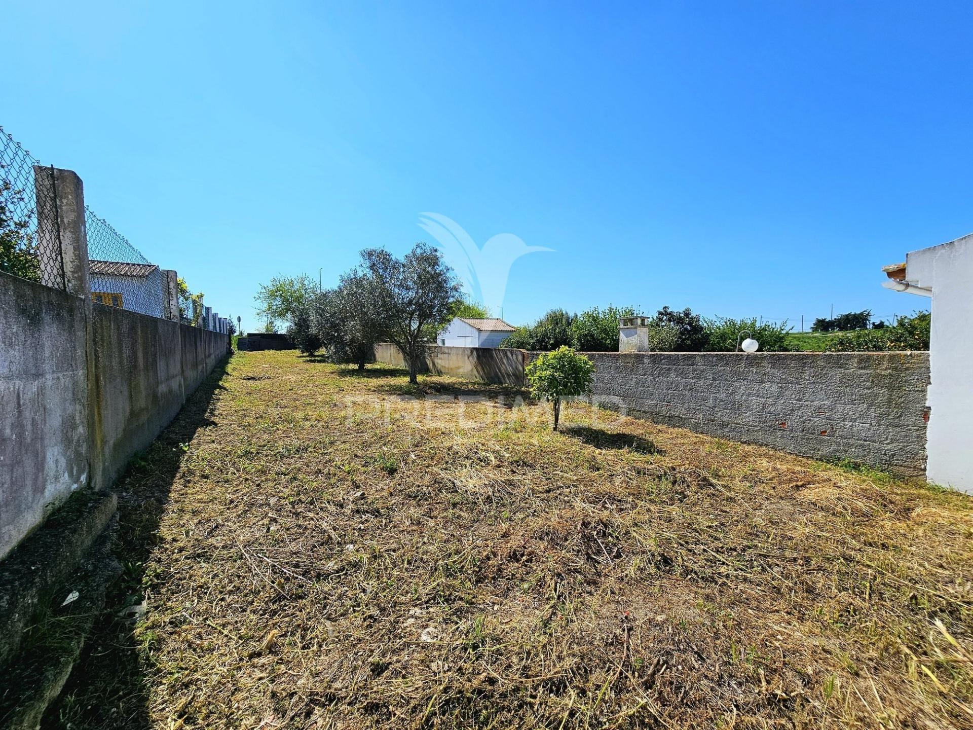 Terreno urbano com garagem e horta em casével