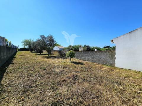 Terreno urbano com garagem e horta em casével