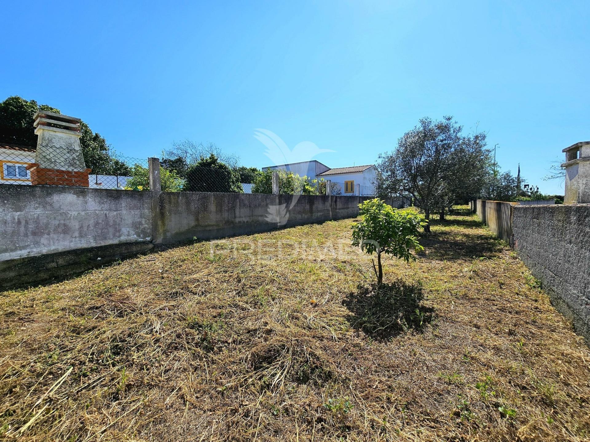 Terreno urbano com garagem e horta em casével