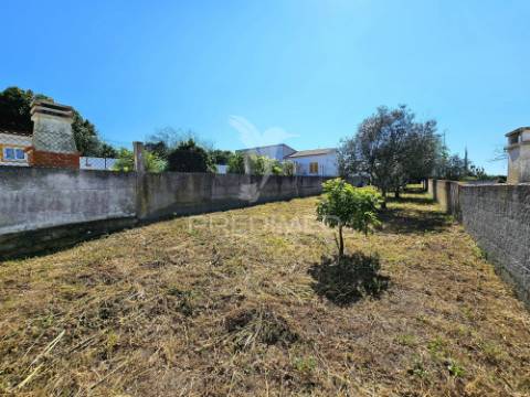Terreno urbano com garagem e horta em casével