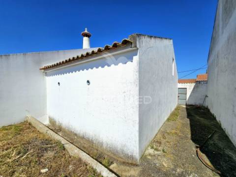 Terreno urbano com garagem e horta em casével