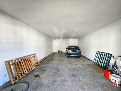 Terreno urbano com garagem e horta em casével