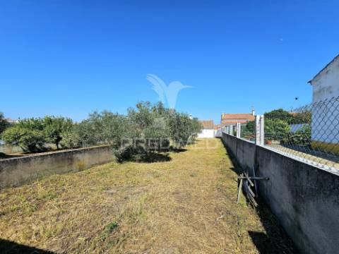 Terreno urbano com garagem e horta em casével