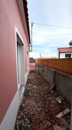 Moradia t3 em fase de acabamento com quintal – excelente localização entre torres vedras, lourinhã e lisboa