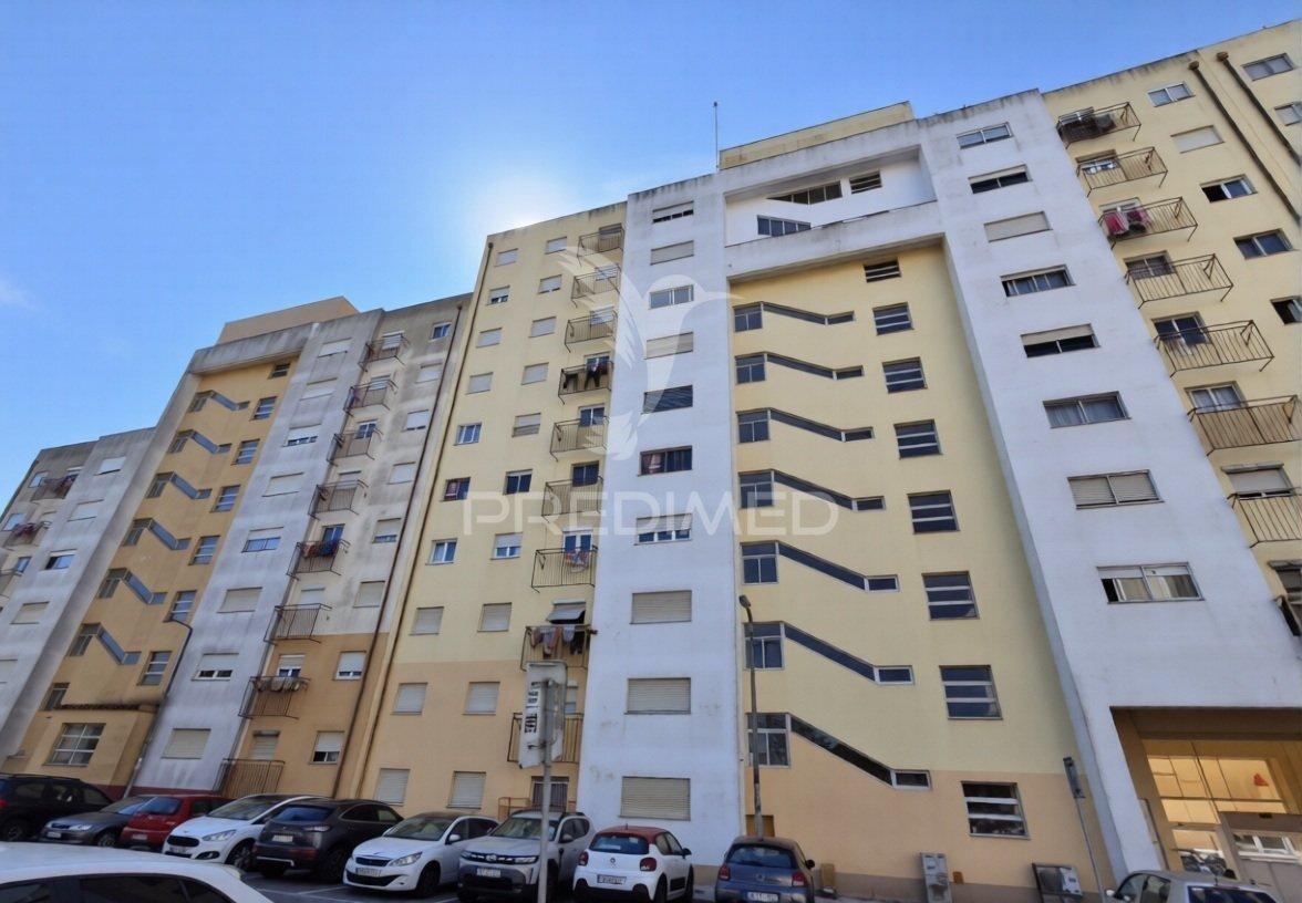 Apartamento t3 no centro de casal de cambra