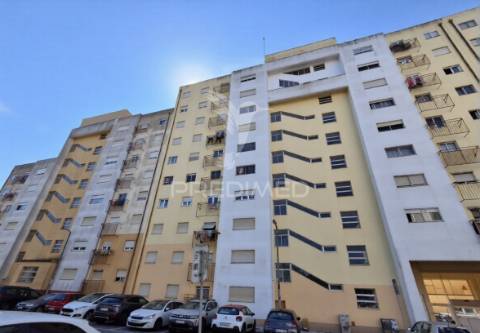 Apartamento t3 no centro de casal de cambra