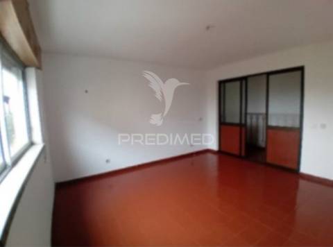 Apartamento t3 no centro de casal de cambra