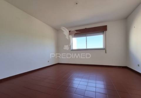 Apartamento t3 no centro de casal de cambra
