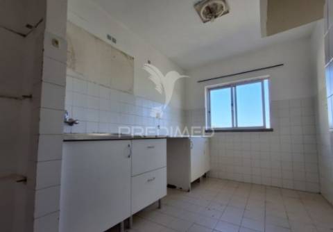 Apartamento t3 no centro de casal de cambra