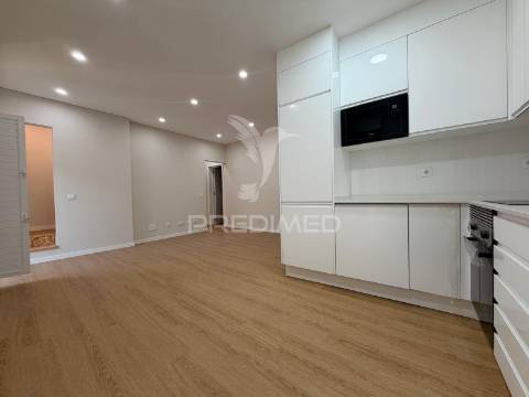 Apartamento t2/t4 totalmente renovado em palmela