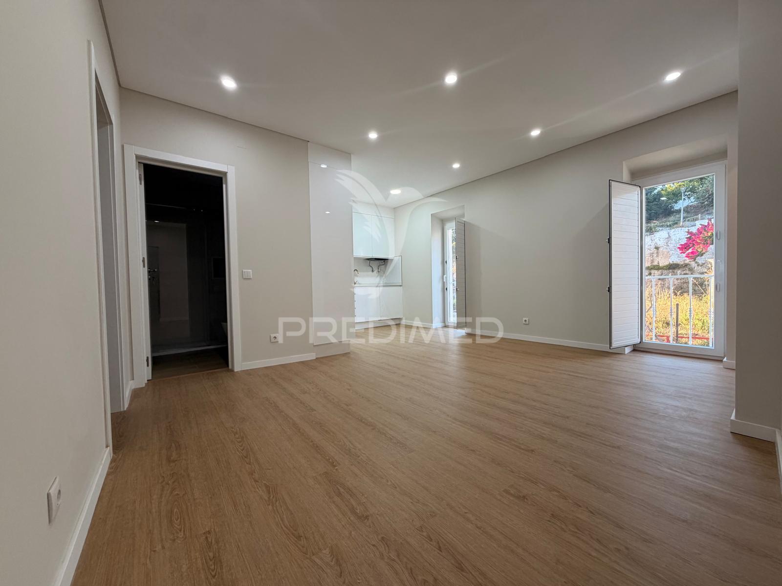 Apartamento t2/t4 totalmente renovado em palmela