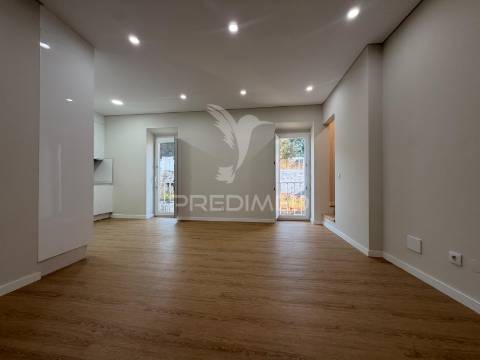 Apartamento t2/t4 totalmente renovado em palmela