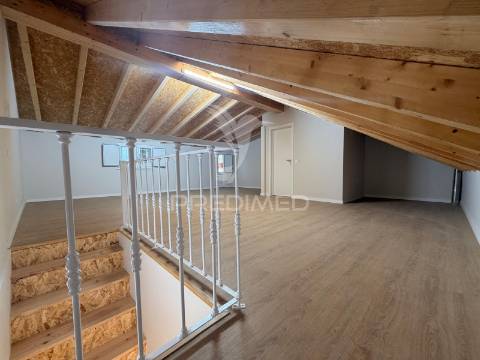 Apartamento t2/t4 totalmente renovado em palmela