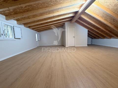 Apartamento t2/t4 totalmente renovado em palmela