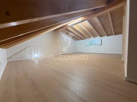 Apartamento t2/t4 totalmente renovado em palmela