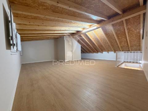 Apartamento t2/t4 totalmente renovado em palmela