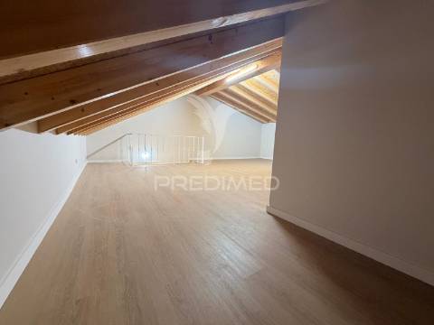 Apartamento t2/t4 totalmente renovado em palmela