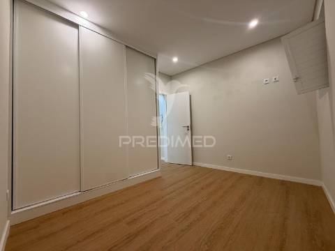 Apartamento t2/t4 totalmente renovado em palmela