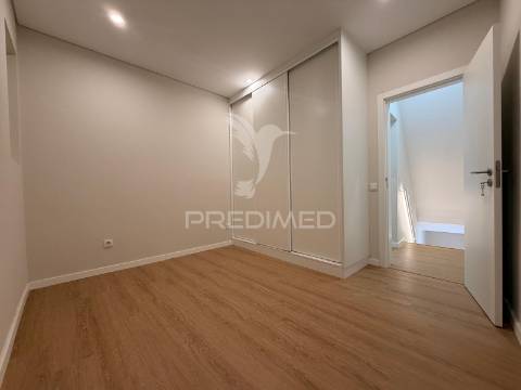 Apartamento t2/t4 totalmente renovado em palmela