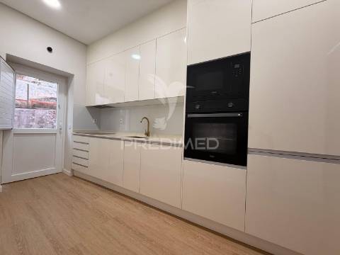 Apartamento t1 totalmente remodelado no centro de palmela