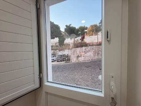 Apartamento t1 totalmente remodelado no centro de palmela