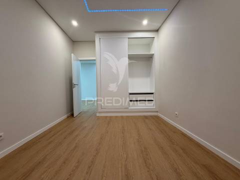 Apartamento t1 totalmente remodelado no centro de palmela
