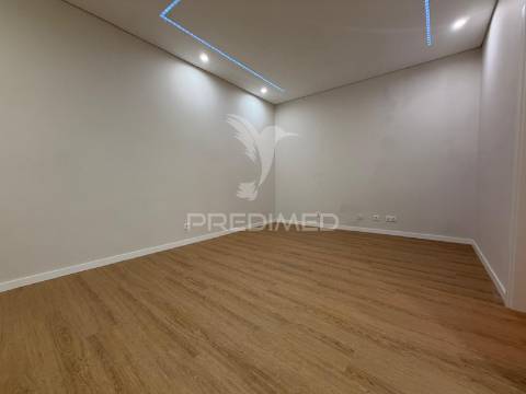 Apartamento t1 totalmente remodelado no centro de palmela