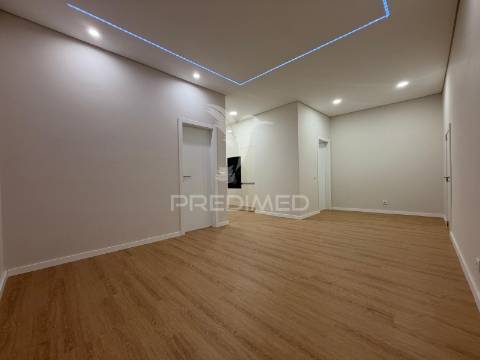 Apartamento t1 totalmente remodelado no centro de palmela