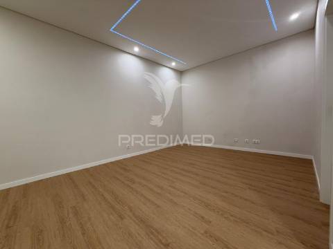Apartamento t1 totalmente remodelado no centro de palmela