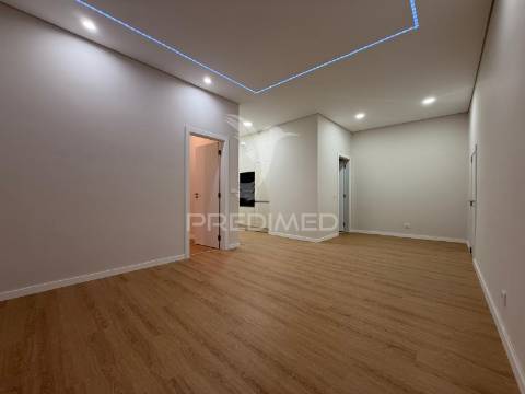 Apartamento t1 totalmente remodelado no centro de palmela