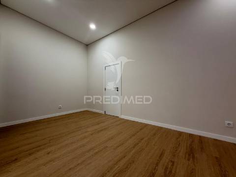 Apartamento t1 totalmente remodelado no centro de palmela