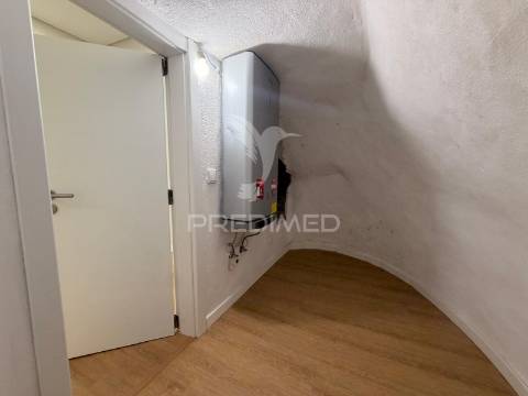 Apartamento t1 totalmente remodelado no centro de palmela