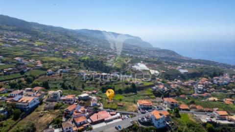 Terreno rústico com capacidade de construção na ponta do sol - ilha da madeira.
