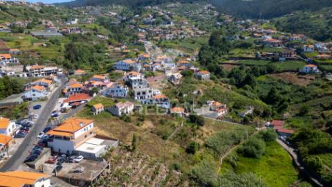 Terreno rústico com capacidade de construção na ponta do sol - ilha da madeira.