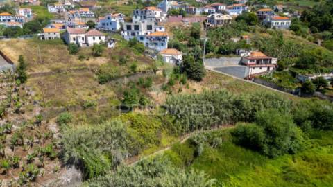 Terreno rústico com capacidade de construção na ponta do sol - ilha da madeira.