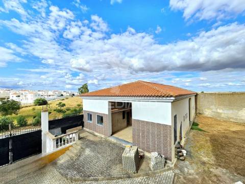 Espaço comercial em construção com terreno