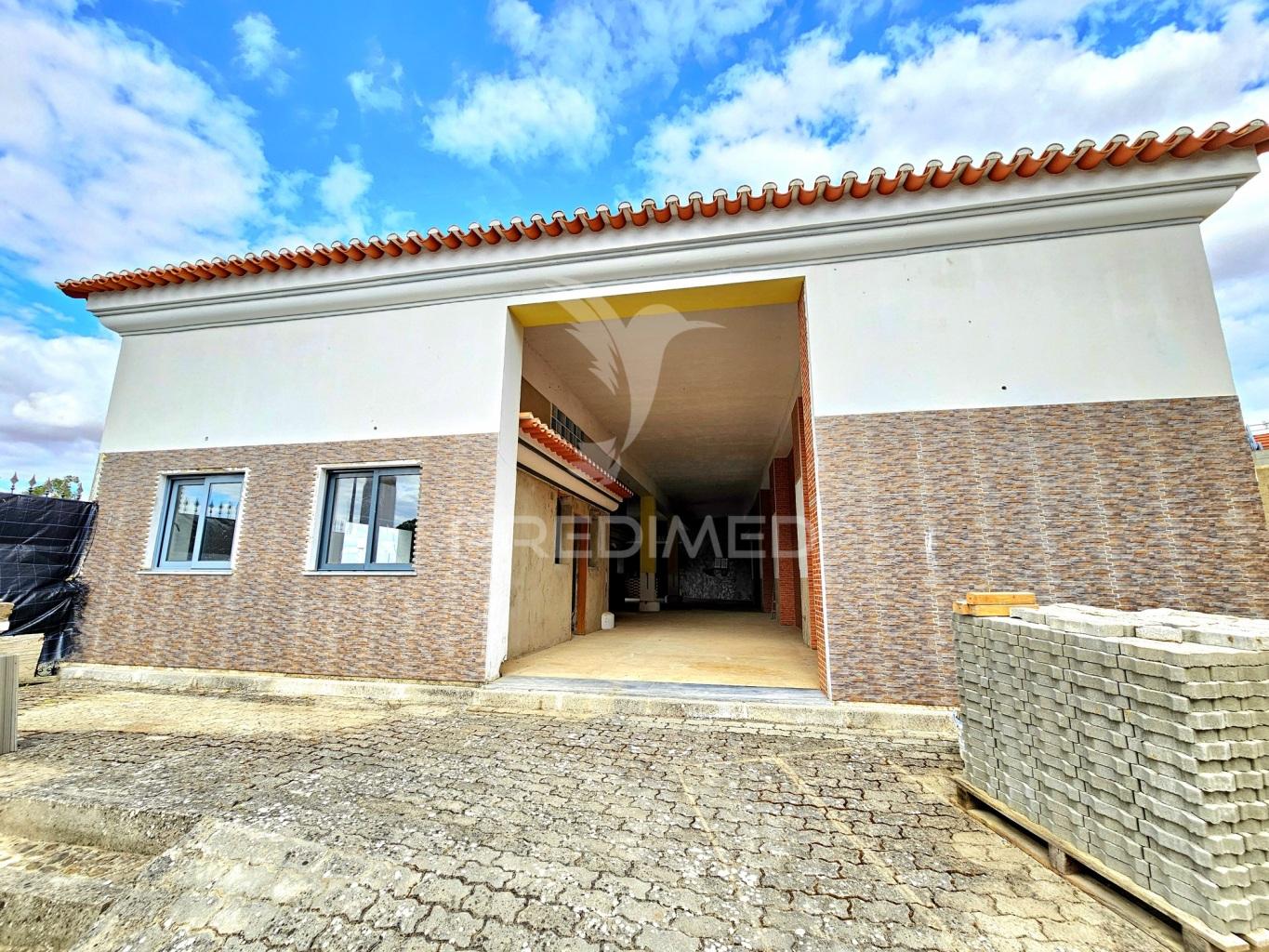 Espaço comercial em construção com terreno