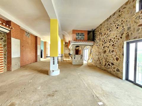 Espaço comercial em construção com terreno